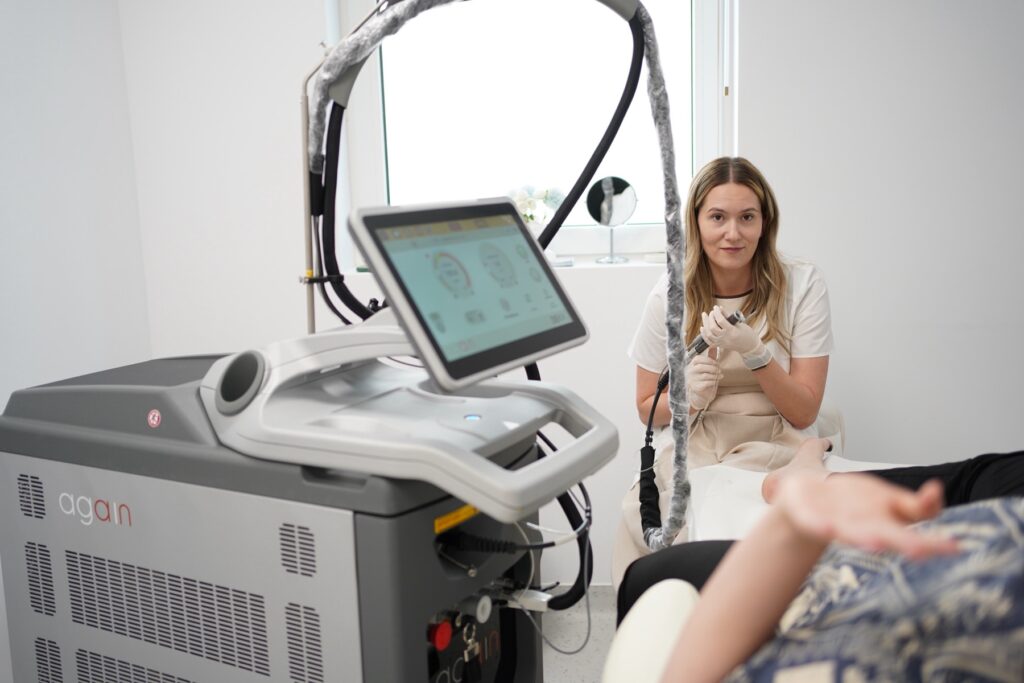 Dr. Cătălina Voinea efectuând o procedură cu laser în clinica Wanderma din Craiova.